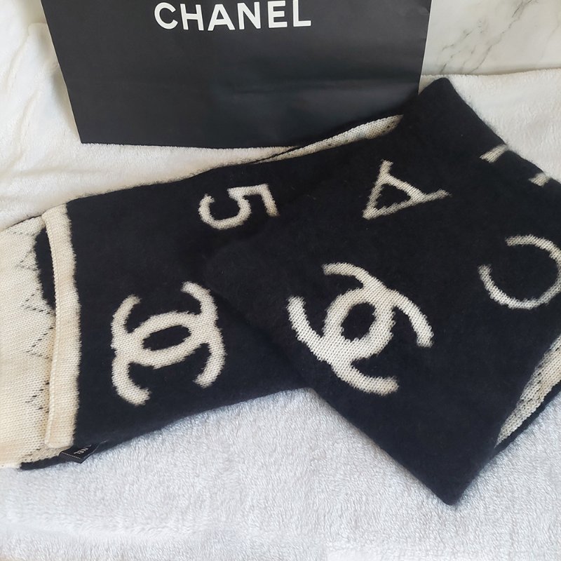 CHANEL 香奈兒 🎀現貨實拍 🎀熊貓 爆款 字母logo 雙面 羊絨 圍巾 批肩 黑白-15