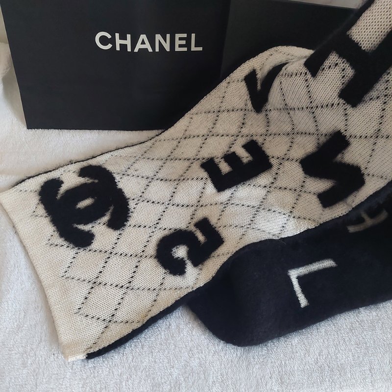 CHANEL 香奈兒 🎀現貨實拍 🎀熊貓 爆款 字母logo 雙面 羊絨 圍巾 批肩 黑白-16