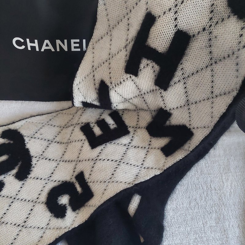 CHANEL 香奈兒 🎀現貨實拍 🎀熊貓 爆款 字母logo 雙面 羊絨 圍巾 批肩 黑白-17