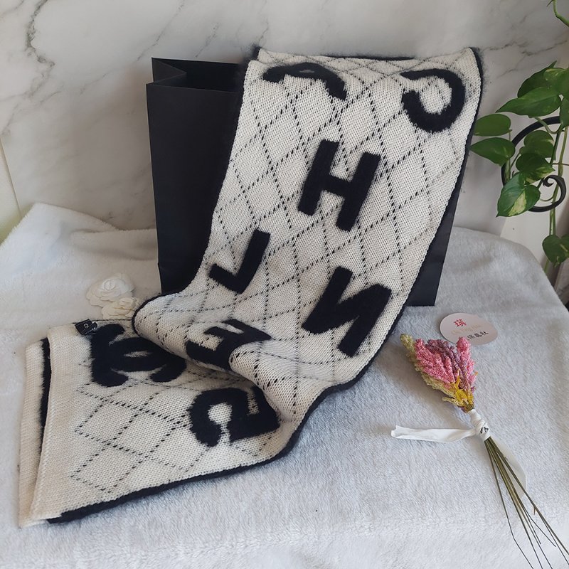 CHANEL 香奈兒 🎀現貨實拍 🎀熊貓 爆款 字母logo 雙面 羊絨 圍巾 批肩 黑白-21
