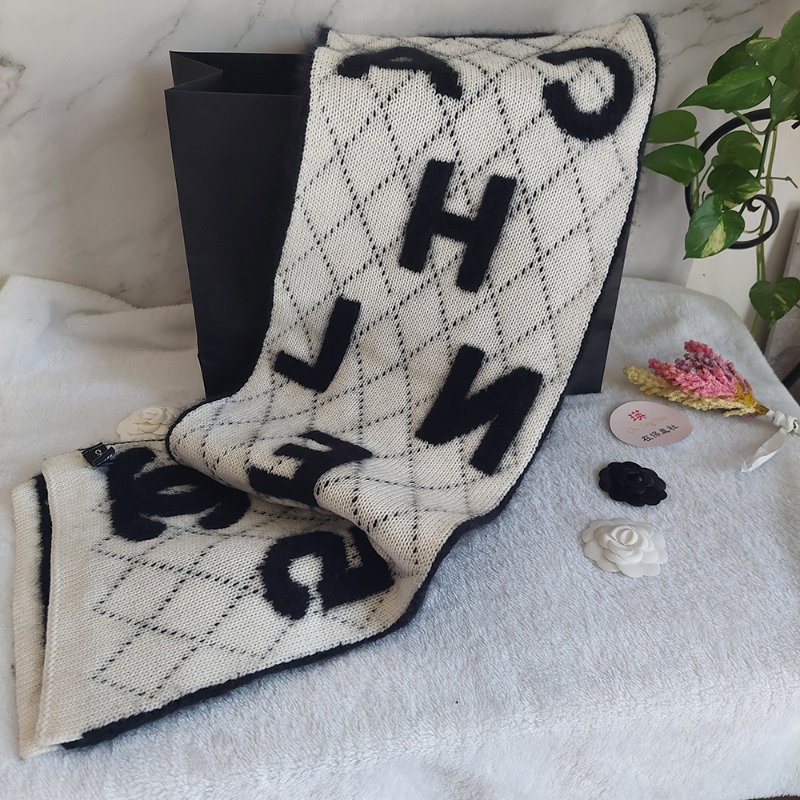 CHANEL 香奈兒 🎀現貨實拍 🎀熊貓 爆款 字母logo 雙面 羊絨 圍巾 批肩 黑白-22