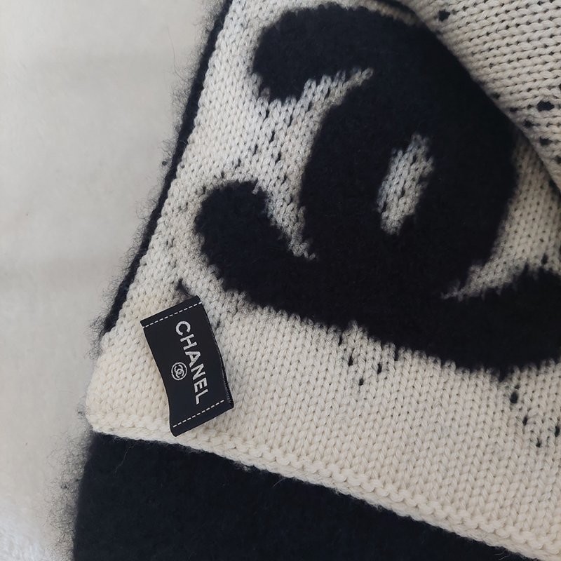 CHANEL 香奈兒 🎀現貨實拍 🎀熊貓 爆款 字母logo 雙面 羊絨 圍巾 批肩 黑白-23