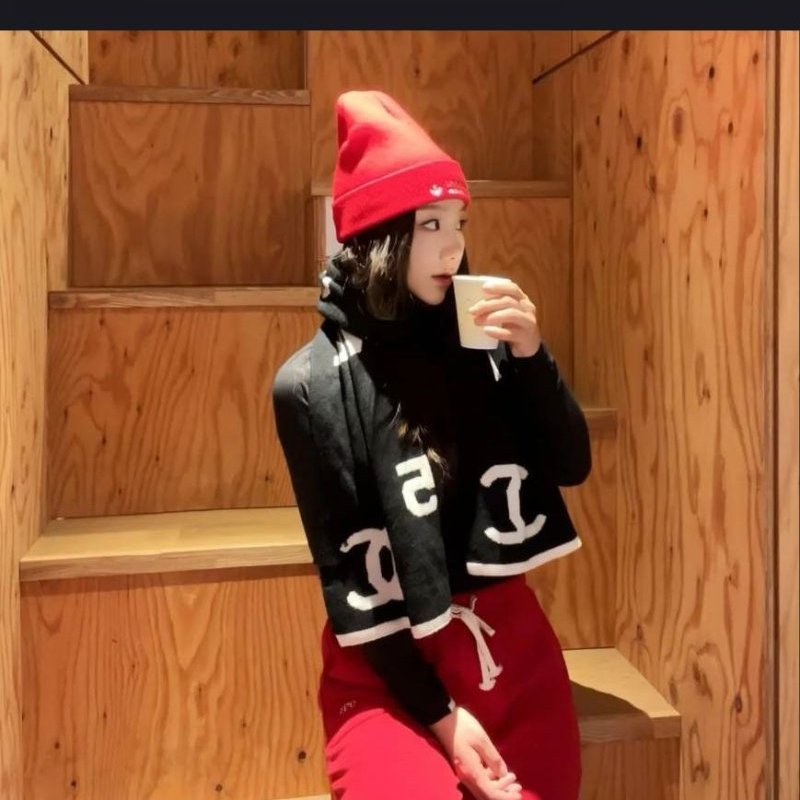 CHANEL 香奈兒 🎀現貨實拍 🎀熊貓 爆款 字母logo 雙面 羊絨 圍巾 批肩 黑白-31