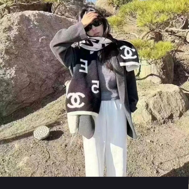 CHANEL 香奈兒 🎀現貨實拍 🎀熊貓 爆款 字母logo 雙面 羊絨 圍巾 批肩 黑白-32