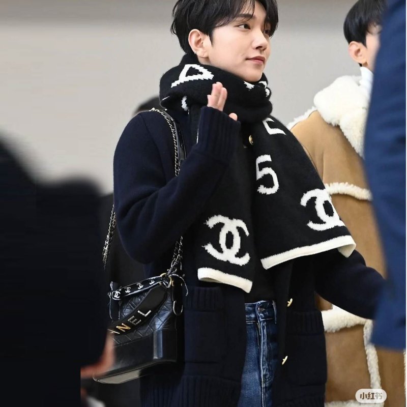 CHANEL 香奈兒 🎀現貨實拍 🎀熊貓 爆款 字母logo 雙面 羊絨 圍巾 批肩 黑白-35
