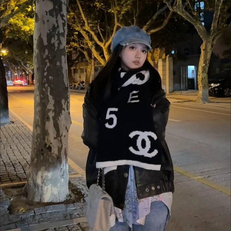 CHANEL 香奈兒 🎀現貨實拍 🎀熊貓 爆款 字母logo 雙面 羊絨 圍巾 批肩 黑白-36