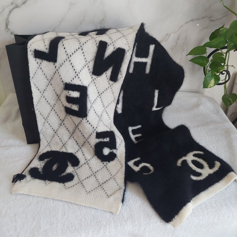 CHANEL 香奈兒 🎀現貨實拍 🎀熊貓 爆款 字母logo 雙面 羊絨 圍巾 批肩 黑白-38