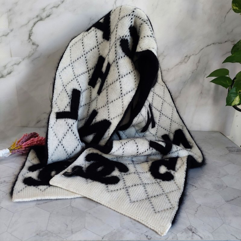 CHANEL 香奈兒 🎀現貨實拍 🎀熊貓 爆款 字母logo 雙面 羊絨 圍巾 批肩 黑白-41