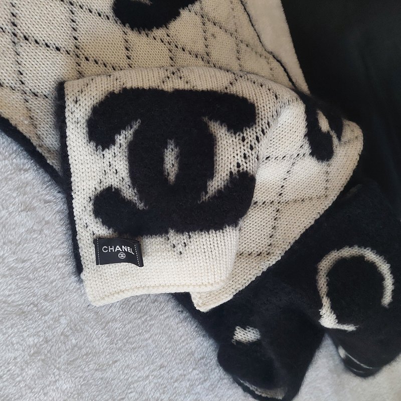 CHANEL 香奈兒 🎀現貨實拍 🎀熊貓 爆款 字母logo 雙面 羊絨 圍巾 批肩 黑白-42