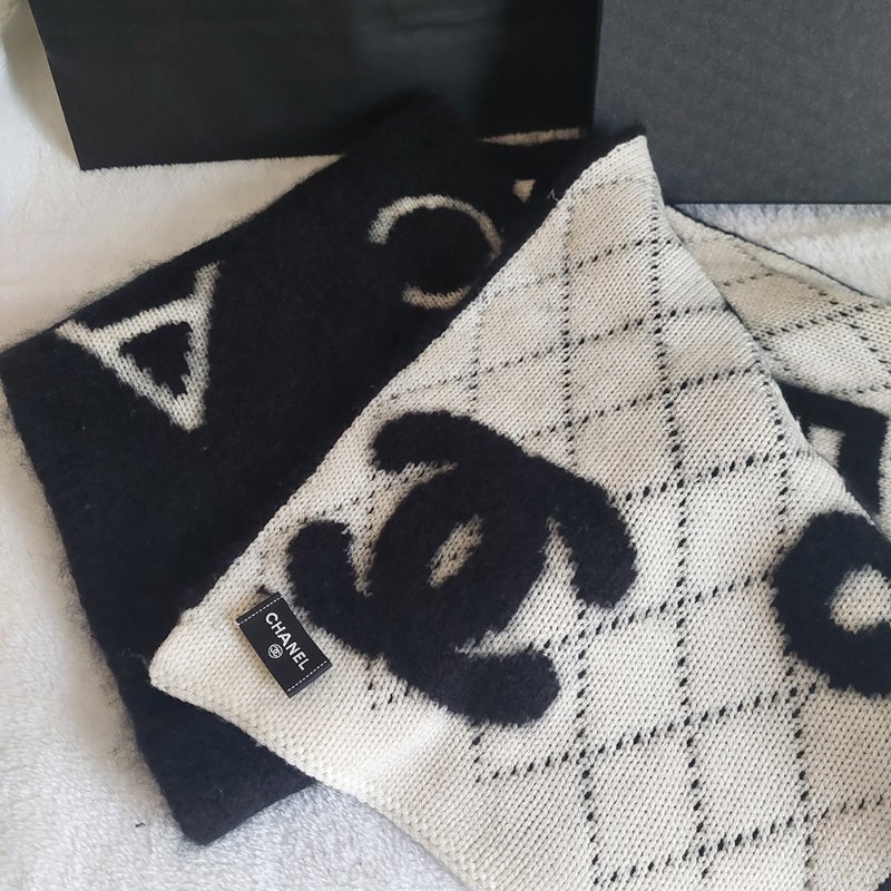 CHANEL 香奈兒 🎀現貨實拍 🎀熊貓 爆款 字母logo 雙面 羊絨 圍巾 批肩 黑白-44