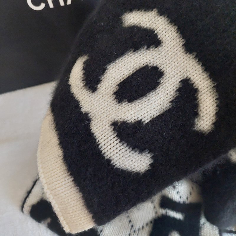 CHANEL 香奈兒 🎀現貨實拍 🎀熊貓 爆款 字母logo 雙面 羊絨 圍巾 批肩 黑白-45