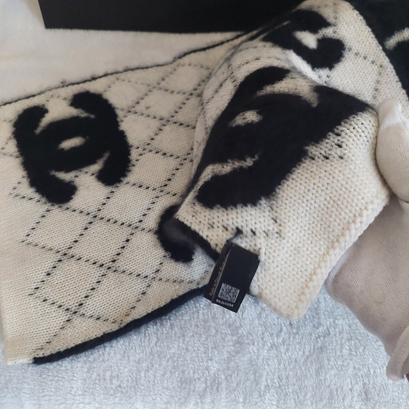 CHANEL 香奈兒 🎀現貨實拍 🎀熊貓 爆款 字母logo 雙面 羊絨 圍巾 批肩 黑白-47