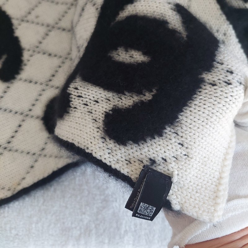 CHANEL 香奈兒 🎀現貨實拍 🎀熊貓 爆款 字母logo 雙面 羊絨 圍巾 批肩 黑白-48