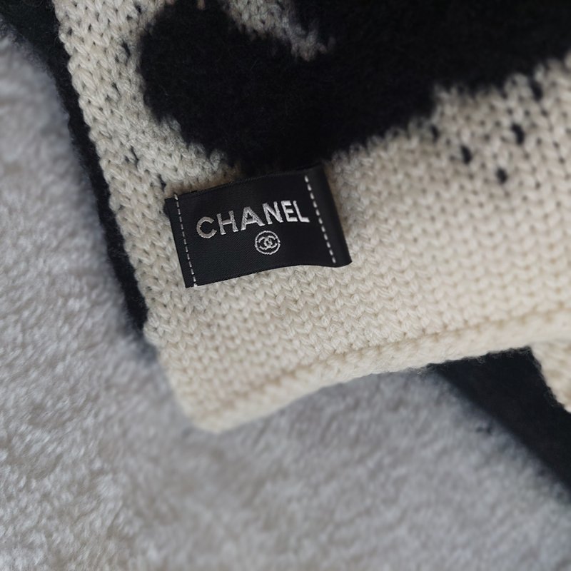 CHANEL 香奈兒 🎀現貨實拍 🎀熊貓 爆款 字母logo 雙面 羊絨 圍巾 批肩 黑白-49
