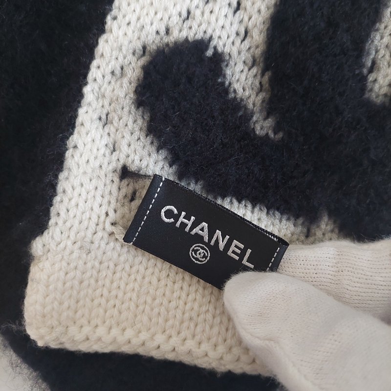 CHANEL 香奈兒 🎀現貨實拍 🎀熊貓 爆款 字母logo 雙面 羊絨 圍巾 批肩 黑白-51