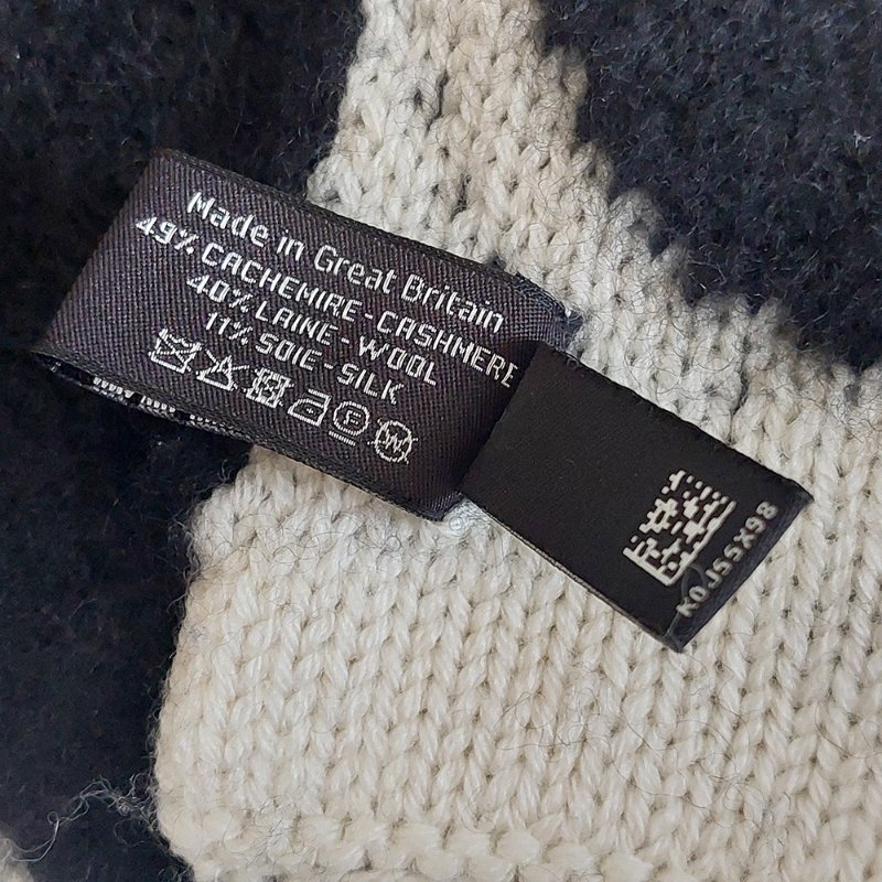 CHANEL 香奈兒 🎀現貨實拍 🎀熊貓 爆款 字母logo 雙面 羊絨 圍巾 批肩 黑白-57