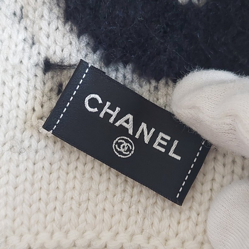 CHANEL 香奈兒 🎀現貨實拍 🎀熊貓 爆款 字母logo 雙面 羊絨 圍巾 批肩 黑白-58