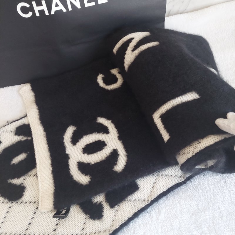 CHANEL 香奈兒 🎀現貨實拍 🎀熊貓 爆款 字母logo 雙面 羊絨 圍巾 批肩 黑白-59