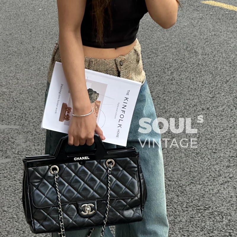 Chanel • 高稀黑銀油臘牛皮壓克力手柄衣架包 小號-2