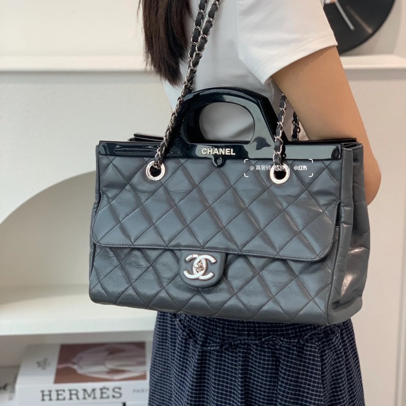 Chanel • 高稀大象灰油臘牛皮銀扣壓克力手柄衣架包-1