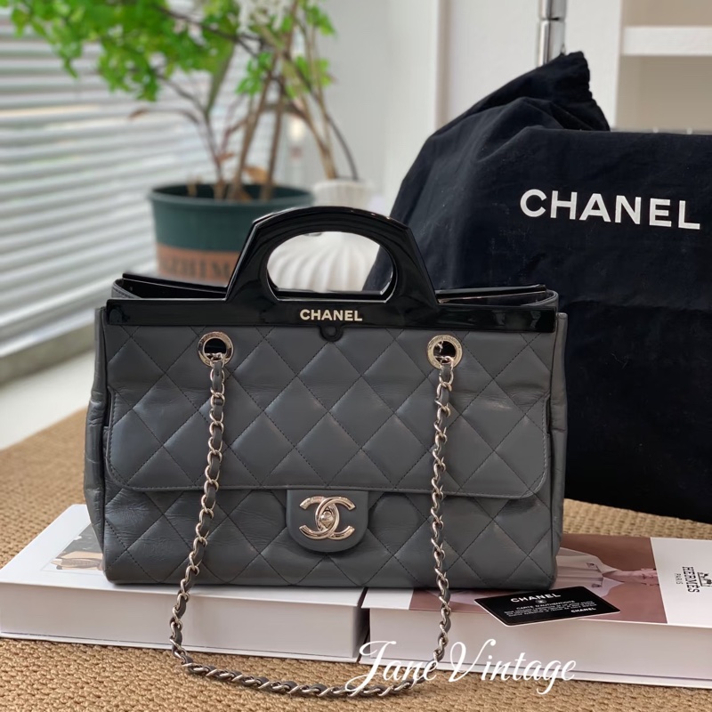 Chanel • 高稀大象灰油臘牛皮銀扣壓克力手柄衣架包-2