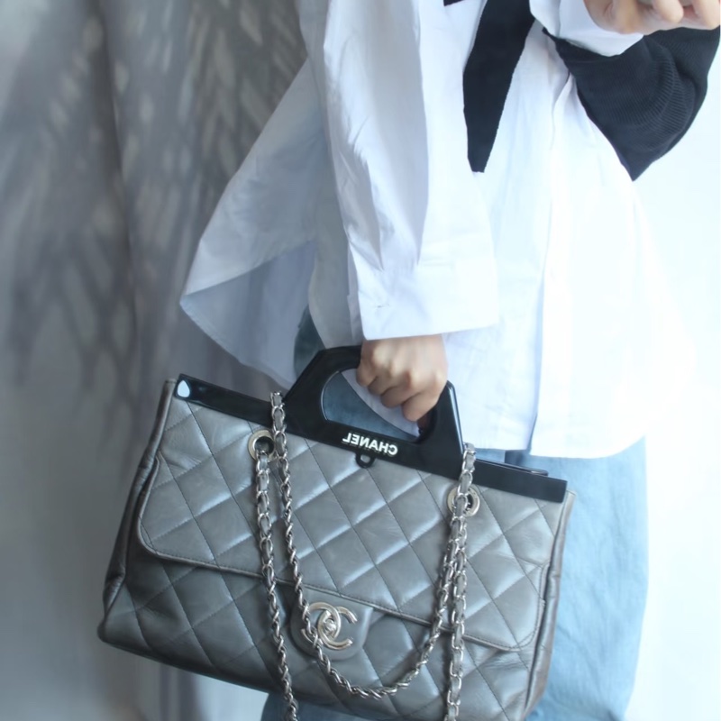 Chanel • 高稀大象灰油臘牛皮銀扣壓克力手柄衣架包-3