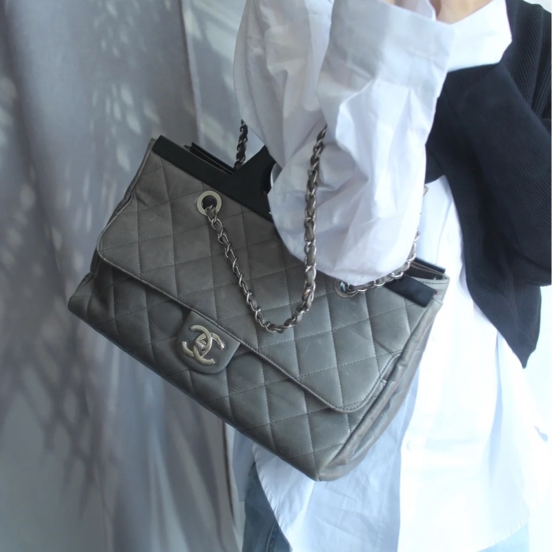 Chanel • 高稀大象灰油臘牛皮銀扣壓克力手柄衣架包-4