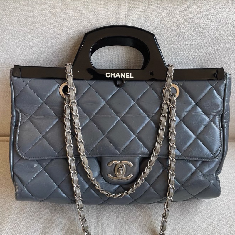 Chanel • 高稀大象灰油臘牛皮銀扣壓克力手柄衣架包-5