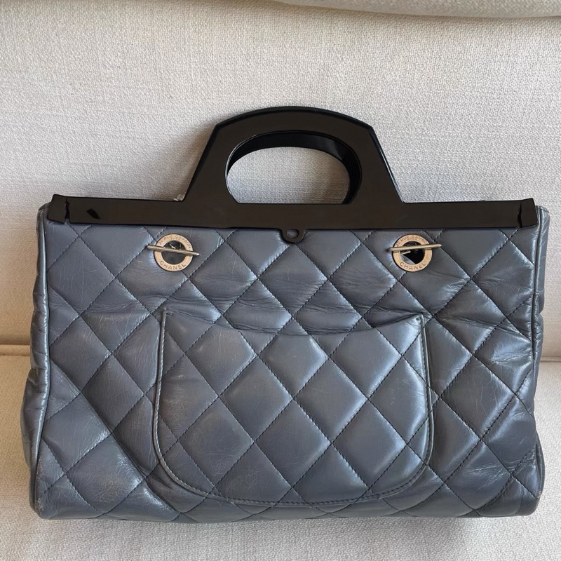 Chanel • 高稀大象灰油臘牛皮銀扣壓克力手柄衣架包-6