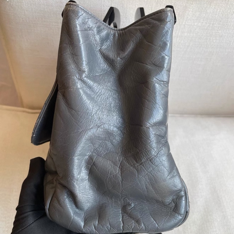 Chanel • 高稀大象灰油臘牛皮銀扣壓克力手柄衣架包-7