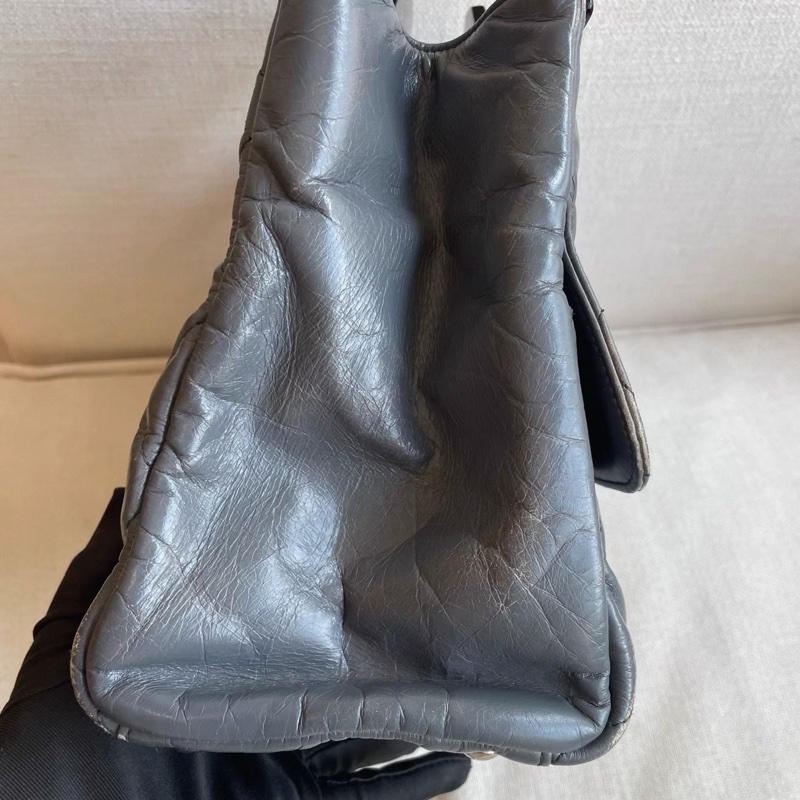 Chanel • 高稀大象灰油臘牛皮銀扣壓克力手柄衣架包-8