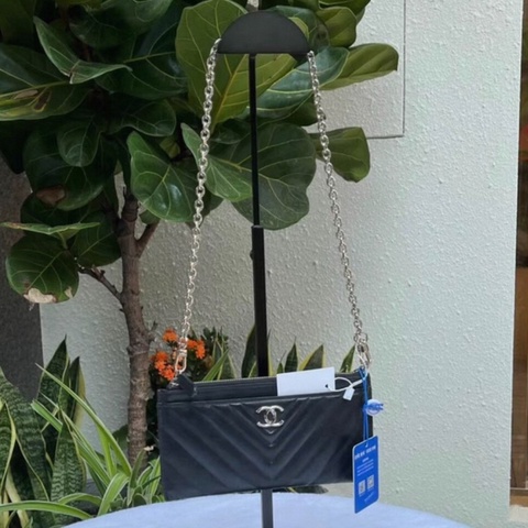 Chanel • 經典雙C銀扣牛皮一字拉鍊大零錢包