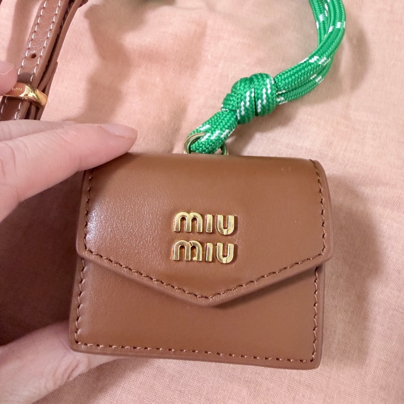 Miumiu ❤️干邑色最熱賣的顏色❤️小可愛耳機包-3