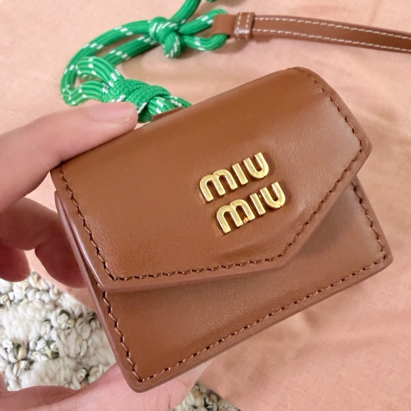 Miumiu ❤️干邑色最熱賣的顏色❤️小可愛耳機包-6