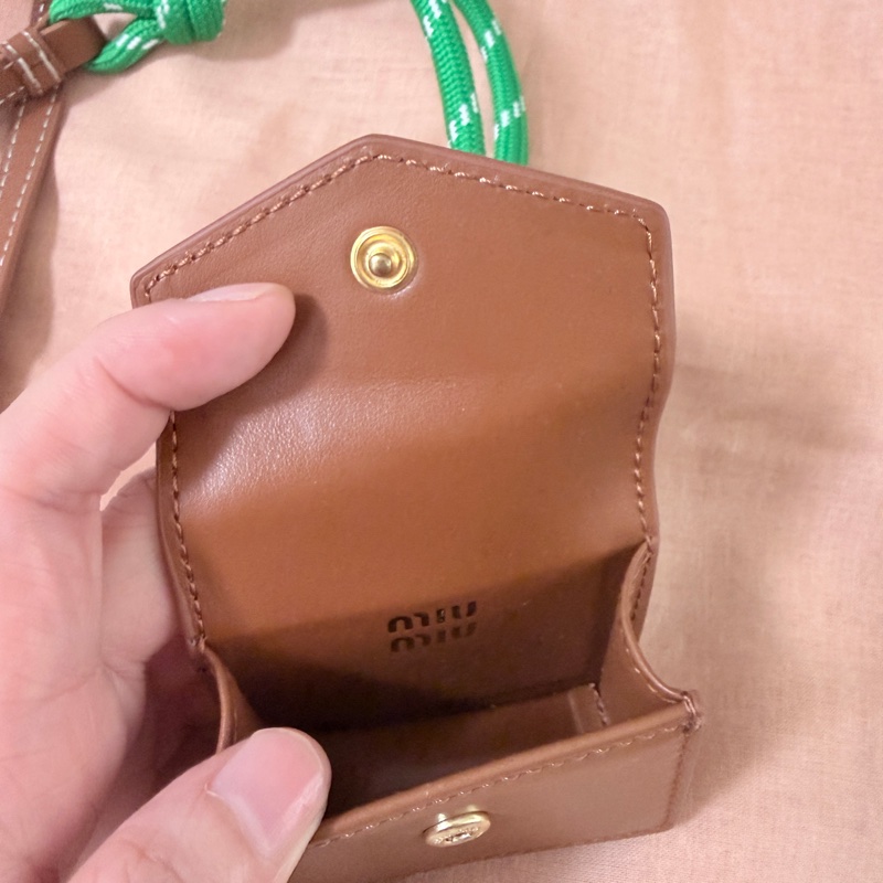 Miumiu ❤️干邑色最熱賣的顏色❤️小可愛耳機包-13