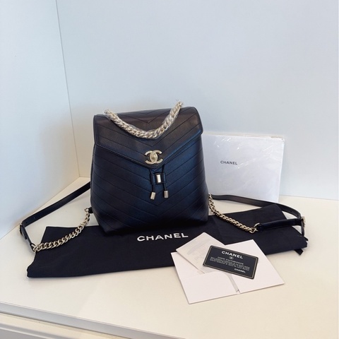 【99新🆕部分膜在】Chanel 黑金復古V紋牛皮 雙肩包