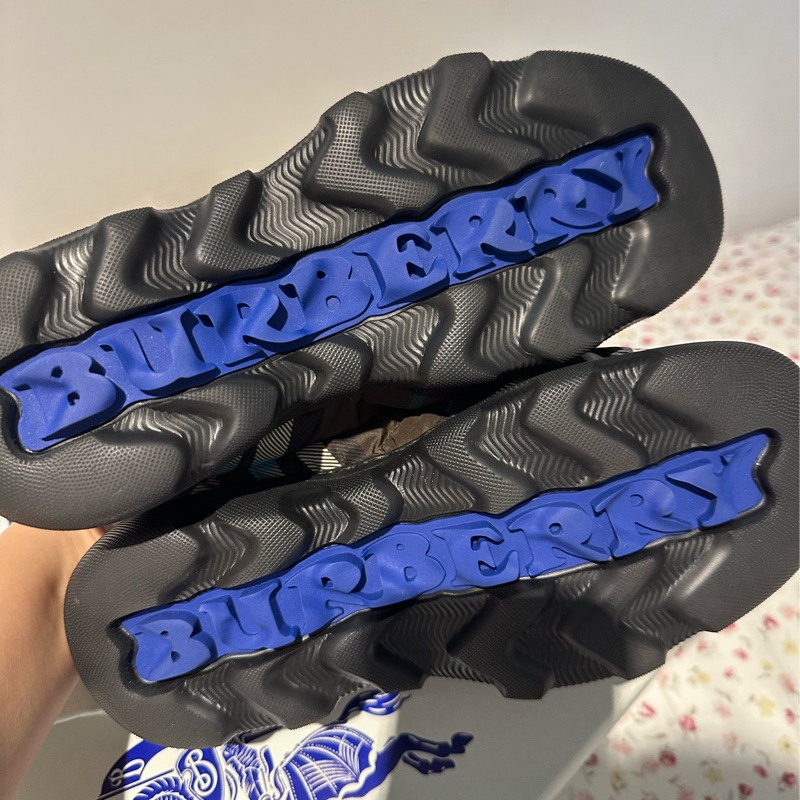 全新Burberry格紋鞋（原價$34900）-3