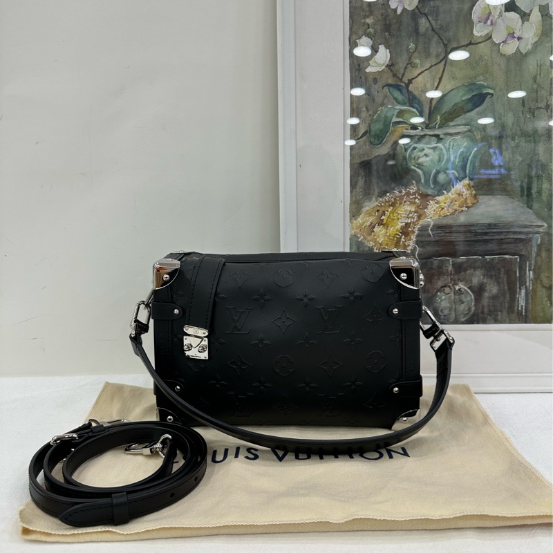 LV Side Trunk黑銀浮雕手袋,Monogram Bold系列,25年新款,黑色牛皮壓紋,銀色五金,造型獨特,單肩斜挎都可以。-0