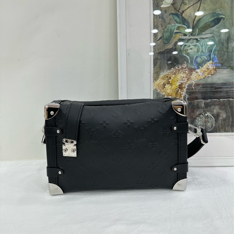 LV Side Trunk黑銀浮雕手袋,Monogram Bold系列,25年新款,黑色牛皮壓紋,銀色五金,造型獨特,單肩斜挎都可以。-1