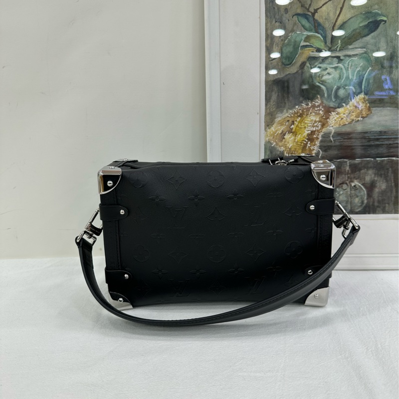 LV Side Trunk黑銀浮雕手袋,Monogram Bold系列,25年新款,黑色牛皮壓紋,銀色五金,造型獨特,單肩斜挎都可以。-2