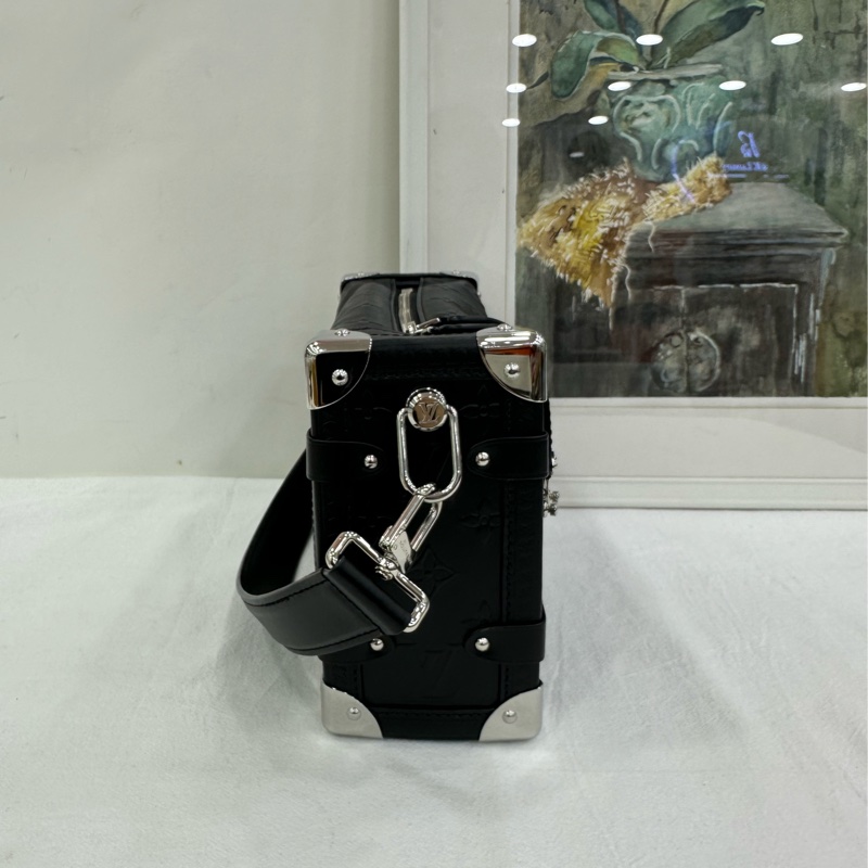 LV Side Trunk黑銀浮雕手袋,Monogram Bold系列,25年新款,黑色牛皮壓紋,銀色五金,造型獨特,單肩斜挎都可以。-3