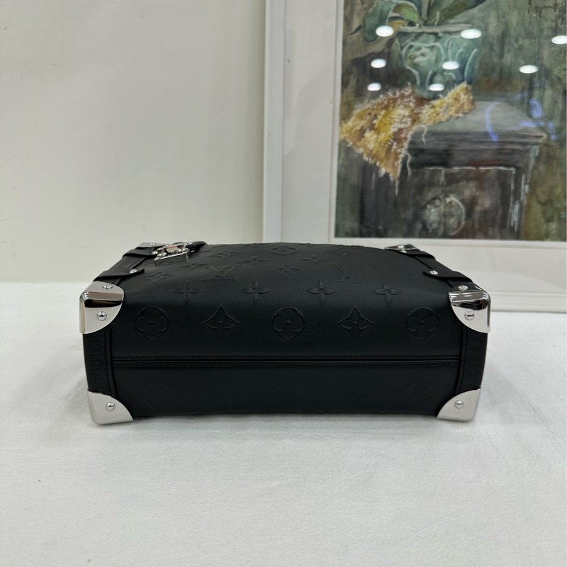 LV Side Trunk黑銀浮雕手袋,Monogram Bold系列,25年新款,黑色牛皮壓紋,銀色五金,造型獨特,單肩斜挎都可以。-5