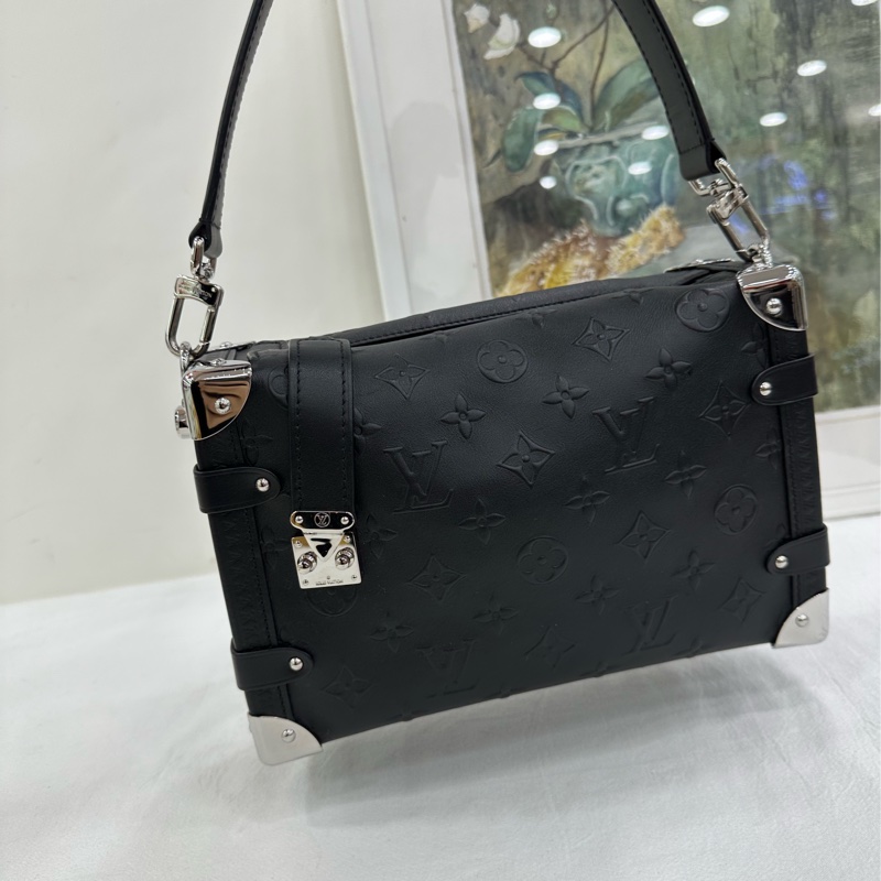 LV Side Trunk黑銀浮雕手袋,Monogram Bold系列,25年新款,黑色牛皮壓紋,銀色五金,造型獨特,單肩斜挎都可以。-6