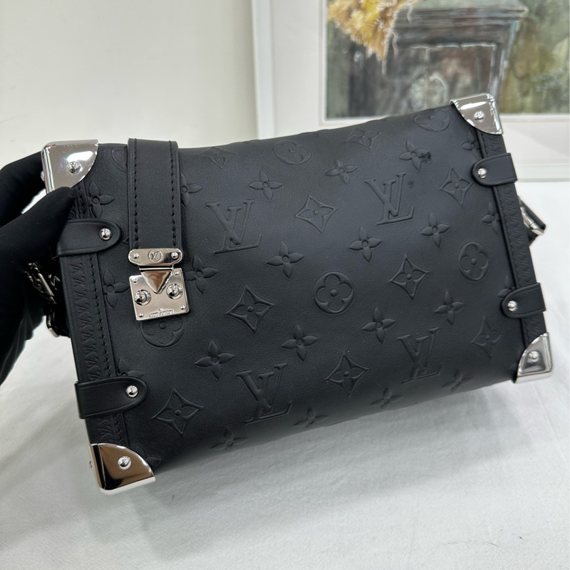 LV Side Trunk黑銀浮雕手袋,Monogram Bold系列,25年新款,黑色牛皮壓紋,銀色五金,造型獨特,單肩斜挎都可以。-7
