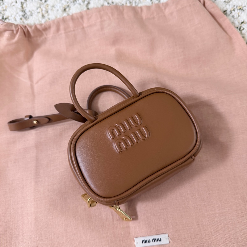 Miumiu ❤️Beau 皮革小微型袋 最好看的干邑色-0