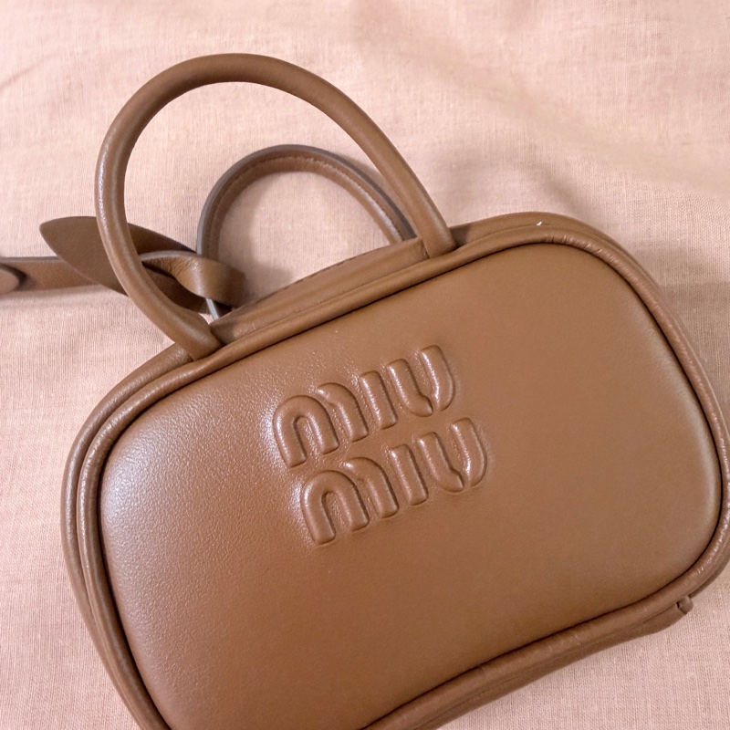 Miumiu ❤️Beau 皮革小微型袋 最好看的干邑色-1