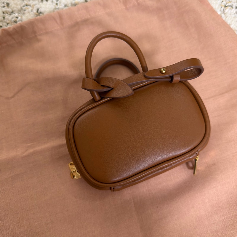 Miumiu ❤️Beau 皮革小微型袋 最好看的干邑色-6