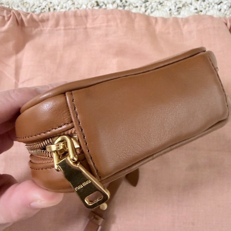 Miumiu ❤️Beau 皮革小微型袋 最好看的干邑色-8