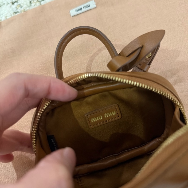 Miumiu ❤️Beau 皮革小微型袋 最好看的干邑色-17