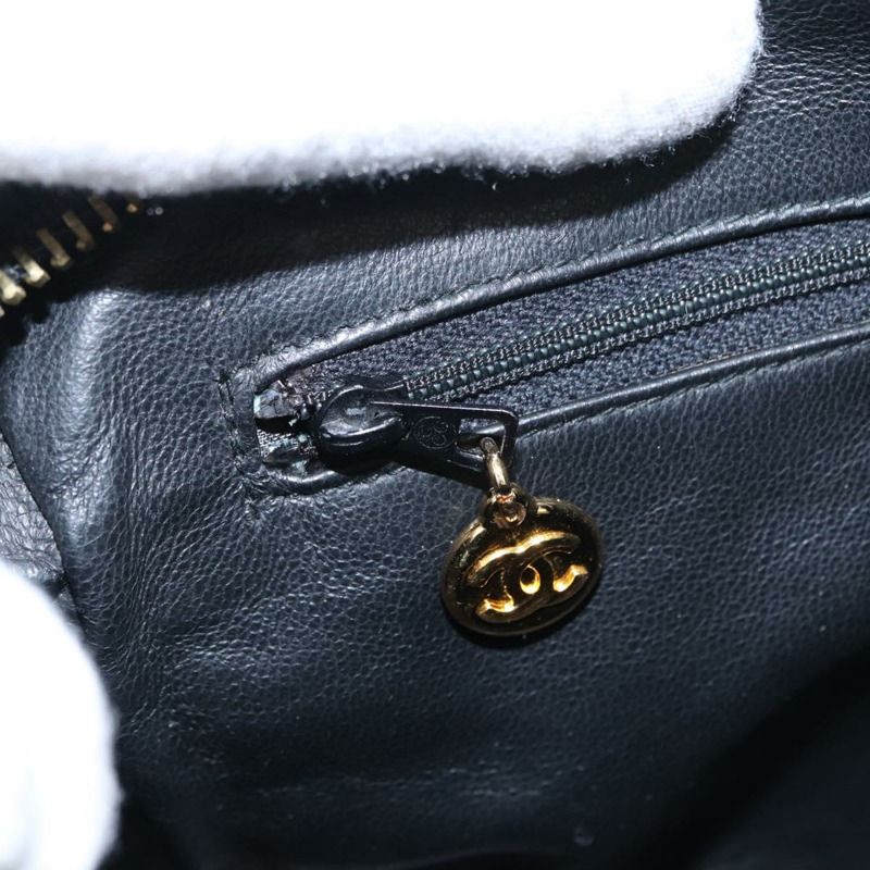 【日本直送】香奈兒 (CHANEL) 鏈條 V 字縫線肩背包，魚子醬紋皮革，黑色，金色雙 C 標誌，貨號 146083AV-22